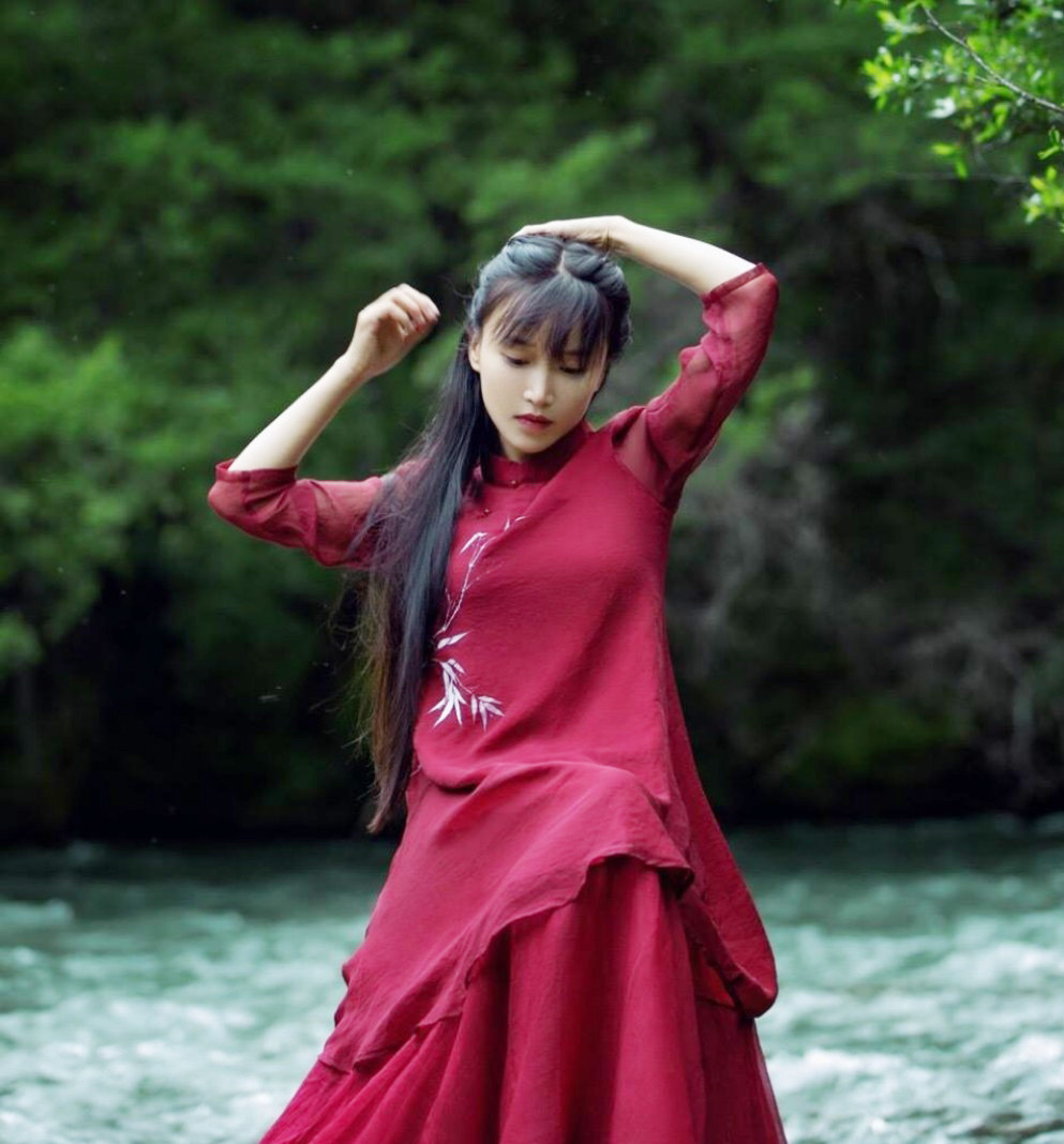 Theo trang DSB, Lý Tử Thất giờ đã trở thành triệu phú tự thân trước tuổi 30 với thu nhập trung bình hàng năm khoảng 50 triệu nhân dân tệ (hơn 162 tỷ đồng). Định giá thương hiệu của cô giờ cũng đã hơn 10 chữ số.