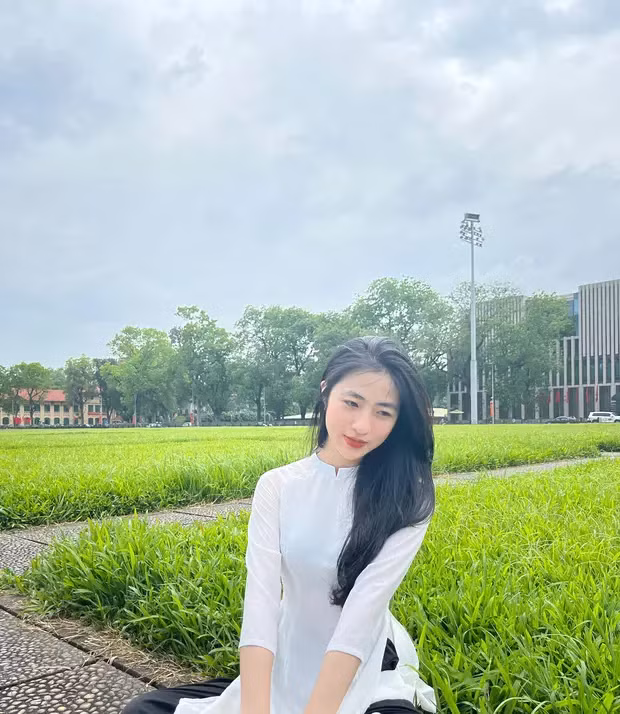 Theo tìm hiểu, nữ tình nguyện viên cẩm biển gây chú ý tại SEA Games 31 trên là Nguyễn Mai Thiên (sinh năm 2003, ở Hải Phòng) đăng kí làm tình nguyện viên dẫn VIP bộ môn tennis ở Từ Sơn, Bắc Ninh.