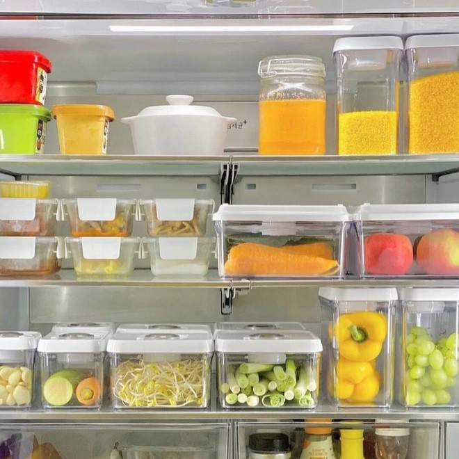 Riêng những người dưới đây còn đạt đến level cao hơn khi vừa có thể dự trữ gần như đầy đủ tất cả các loại thiết yếu nhất, vừa biết cách sắp xếp gọn gàng, sử dụng tối ưu không gian bên trong tủ.