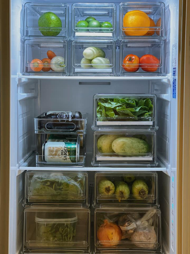 Trong mùa giãn cách xã hội này, chuyện tích trữ lương thực trở nên quan trọng hơn bao giờ hết. Một chiếc tủ lạnh chứa đầy đủ các loại thực phẩm thiết yếu để sử dụng trong thời gian dài vẫn tốt hơn là cứ phải ra đường mua lắt nhắt, tốn thời gian.