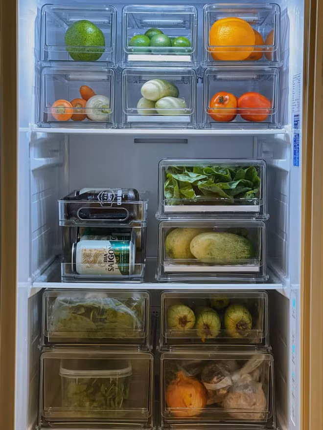 Trong mùa giãn cách xã hội này, chuyện tích trữ lương thực trở nên quan trọng hơn bao giờ hết. Một chiếc tủ lạnh chứa đầy đủ các loại thực phẩm thiết yếu để sử dụng trong thời gian dài vẫn tốt hơn là cứ phải ra đường mua lắt nhắt, tốn thời gian.