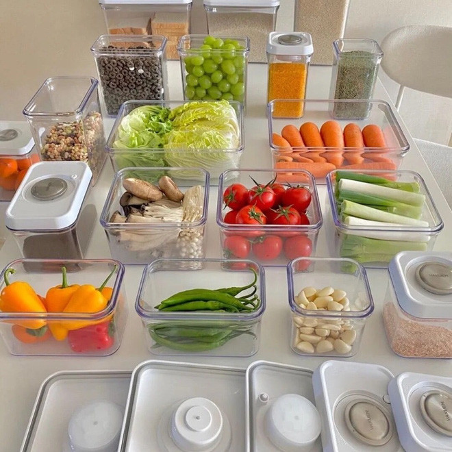 Chiếc tủ này thì có phần rộng rãi hơn, thức ăn được cô phân chia vô cùng kỹ lưỡng thành từng nhóm riêng biệt.