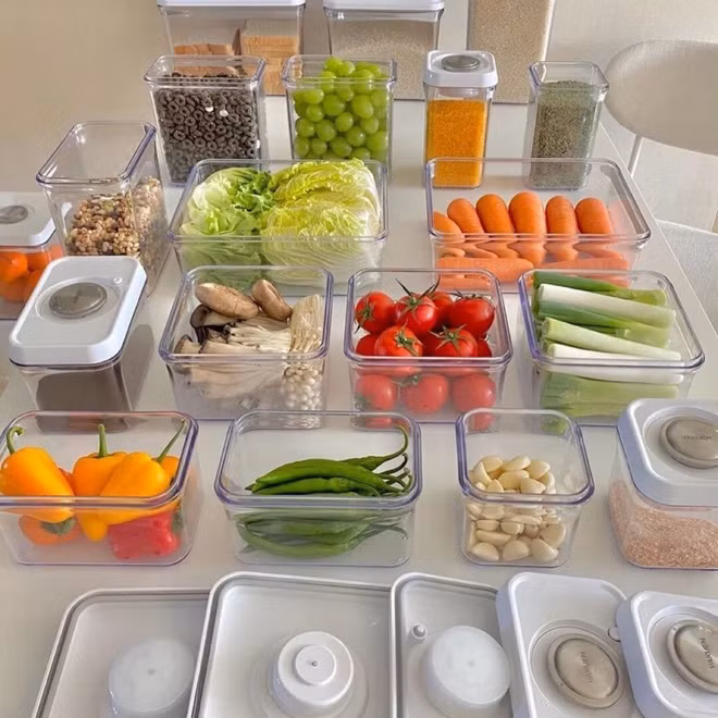 Chiếc tủ này thì có phần rộng rãi hơn, thức ăn được cô phân chia vô cùng kỹ lưỡng thành từng nhóm riêng biệt.