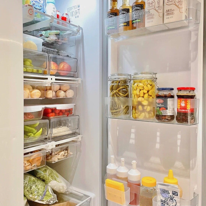 Cách bố trí như thế này giúp không gian bên trong tủ đỡ bị ám mùi các loại thực phẩm, vì giờ đã có hộp bảo vệ và che chắn.