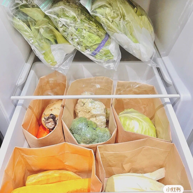 Có thể thấy, không chỉ sống ngăn nắp mà chủ nhân của nó còn rất biết chăm lo cho vấn đề sức khoẻ khi dự trữ rất nhiều loại rau xanh và trái cây.