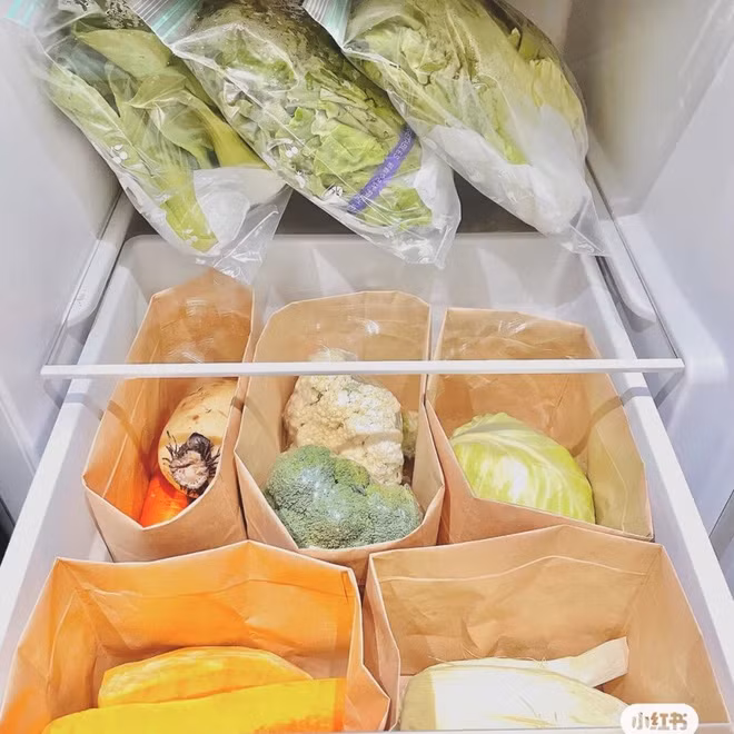 Có thể thấy, không chỉ sống ngăn nắp mà chủ nhân của nó còn rất biết chăm lo cho vấn đề sức khoẻ khi dự trữ rất nhiều loại rau xanh và trái cây.