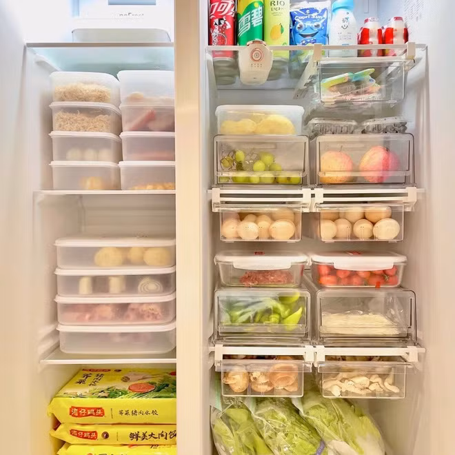 Ở những ngăn phía trên, anh xếp các loại trái cây, rau củ. Ngăn dưới cùng đựng đồ tươi sống dùng để ăn ngắn ngày.