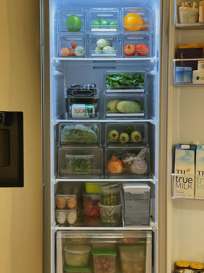 Chính vì lý do đó, khi nhìn những chiếc tủ lạnh ngập đồ ăn thức uống được chia sẻ trên MXH, cư dân mạng đều không giấu nổi sự trầm trồ và thích thú.