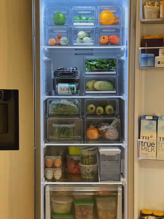 Chính vì lý do đó, khi nhìn những chiếc tủ lạnh ngập đồ ăn thức uống được chia sẻ trên MXH, cư dân mạng đều không giấu nổi sự trầm trồ và thích thú.