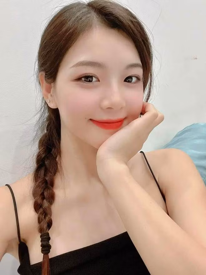 “Mình nghĩ, phụ nữ dù kết hôn hay không kết hôn thì vẫn luôn mong muốn bản thân xinh đẹp và thành công. Là người vừa đổ vỡ hôn nhân, mình càng cảm nhận rõ, phụ nữ cần tự tin và tự chủ cuộc sống của mình, như vậy mới không bị đổ gục trước cuộc đời giông bão. Chúng ta cần mạnh mẽ để những người yêu thương mình không phải lo lắng. Và phụ nữ xinh đẹp và tích cực sẽ mang đến nguồn cảm hứng sống cho mọi người xung quanh”, Thu Hương nói.