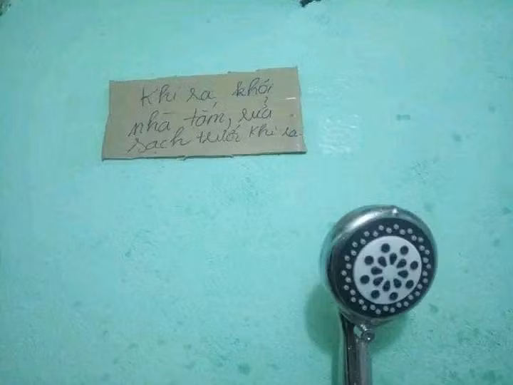 Từng dòng nội quy phòng trọ được viết rõ ràng trên những miếng bìa cứng xé nham nhở cho thấy các chàng trai không quan tâm tiểu tiết vụn vặt, nhưng phòng ốc nhất thiết phải sạch sẽ và gọn gàng.