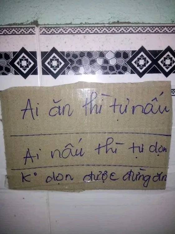 Có vẻ như những chàng trai này là người hơn ai hết thấu hiểu tường tận những trường hợp phòng trọ bề bộn của sinh viên, nên đã "mạnh dạn" soạn thảo và đưa ra thực thi hệ thống nội quy vô cùng độc đáo này.