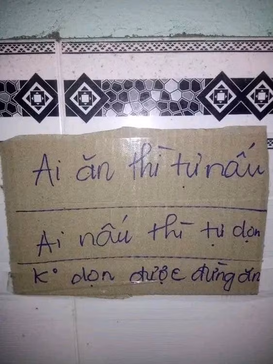 Có vẻ như những chàng trai này là người hơn ai hết thấu hiểu tường tận những trường hợp phòng trọ bề bộn của sinh viên, nên đã "mạnh dạn" soạn thảo và đưa ra thực thi hệ thống nội quy vô cùng độc đáo này.
