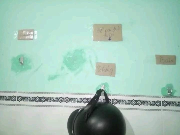 Ba chàng trai còn nhấn mạnh: "Không thực hiện đúng những các nội quy trên vứt không hối tiếc. Khi mất đồ tự giác hiểu ý thức mình tới đâu. Cùng nhau thực hiện đúng nội quy. Bạn bè đến phòng yêu cầu thực hiện đúng nội quy, sai thì nhắc nhở 1 lần, không ý thức được thì lần sau đừng đến nữa! (Toàn, Thắng, Tuấn đã ký!!!)