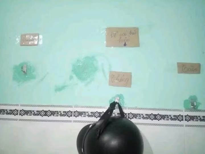 Ba chàng trai còn nhấn mạnh: "Không thực hiện đúng những các nội quy trên vứt không hối tiếc. Khi mất đồ tự giác hiểu ý thức mình tới đâu. Cùng nhau thực hiện đúng nội quy. Bạn bè đến phòng yêu cầu thực hiện đúng nội quy, sai thì nhắc nhở 1 lần, không ý thức được thì lần sau đừng đến nữa! (Toàn, Thắng, Tuấn đã ký!!!)