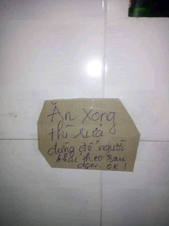 Nội quy hướng dẫn từng vị trí cụ thể để treo mũ, bảng tên sinh viên, chỗ để tai nghe, cục sạc điện thoại, thậm chí kệ để dép cũng phải đúng nơi quy định, và tuyệt đối phải "chính chủ", không chấp nhận treo đồ của ai khác ngoài 3 cái tên Toàn, Thắng, Tuấn! Trong phòng tắm, khu vực bếp ăn, chỗ ngủ đều có dán nội quy rõ ràng.