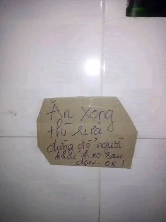 Nội quy hướng dẫn từng vị trí cụ thể để treo mũ, bảng tên sinh viên, chỗ để tai nghe, cục sạc điện thoại, thậm chí kệ để dép cũng phải đúng nơi quy định, và tuyệt đối phải "chính chủ", không chấp nhận treo đồ của ai khác ngoài 3 cái tên Toàn, Thắng, Tuấn! Trong phòng tắm, khu vực bếp ăn, chỗ ngủ đều có dán nội quy rõ ràng.