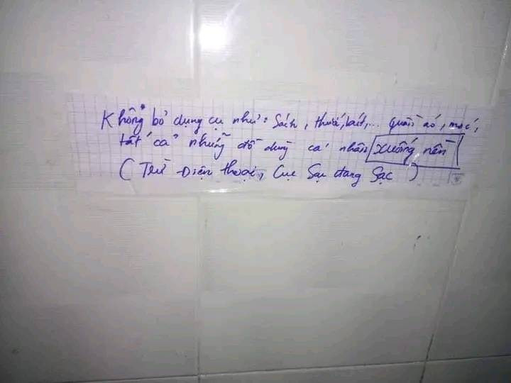 Nhớ nhé chỉ có điện thoại đang sạc mới được để dưới nền nhà thôi!