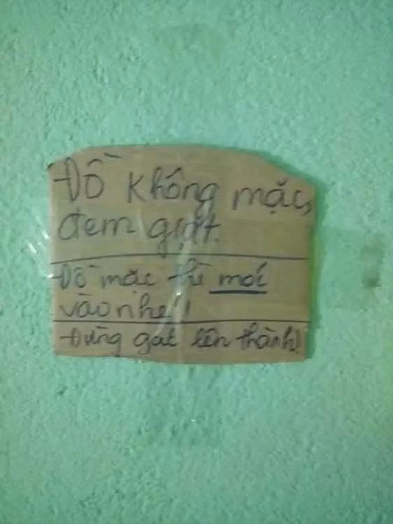 Nickname Lan Chi để lại bình luận: "T thấy phòng trọ nam còn sạch hơn của nữ. Dù nam có dơ thì bên trong họ luôn sạch, nữ ngoài sạch đẹp thơm tho nhưng bên trong tồi tàn thấy ghê!". Bạn H.T bình luận hài hước: "Sao không có nôi quy đồ ai nấy xài, nếu xài thì phải nói mượn, xài đồ người khác thì giữ gìn, đừng có chôm luôn"!