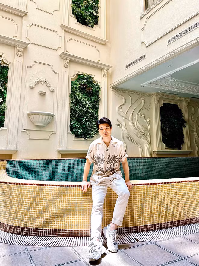 Theo nhận xét của netizen, Quang Vinh biến hóa trong gu ăn mặc, có đôi lúc là ảnh ngồi xe sang mặc vest chuẩn thiếu gia, lúc lại sơ mi hở cúc trông "chất chơi".