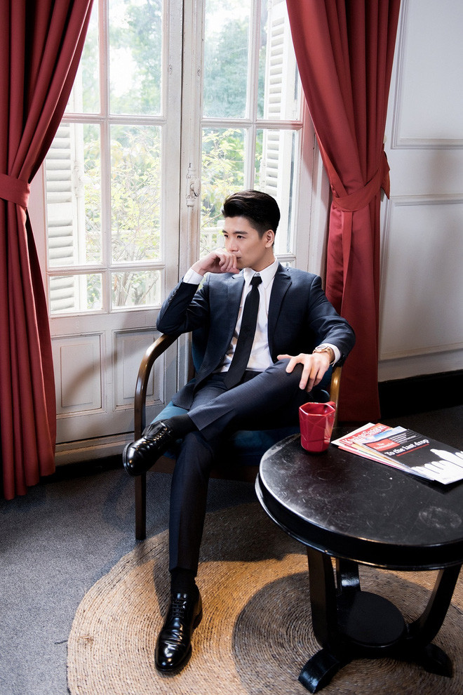 Chưa bàn đến địa vị hay khối tài sản khổng lồ, Đỗ Quang Vinh đã chiếm spotlight bởi thần thái "chất lượng" trong tấm ảnh bổ nhiệm.