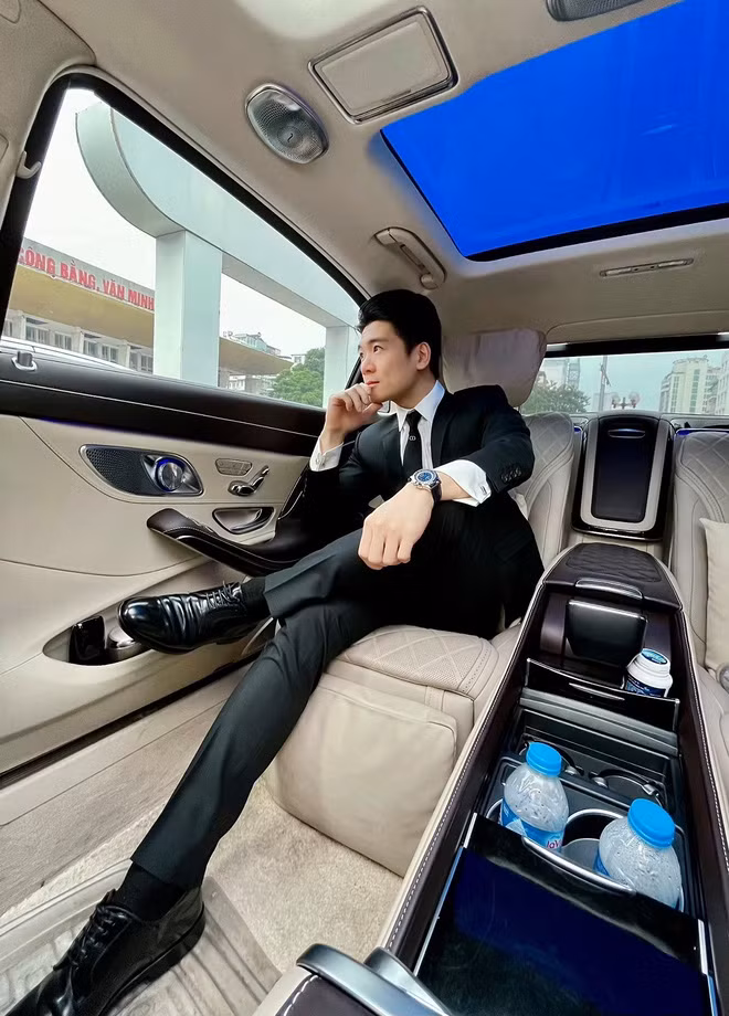 Sau đó, các thông tin về con trai bầu Hiển cũng được dân mạng tìm kiếm triệt để.