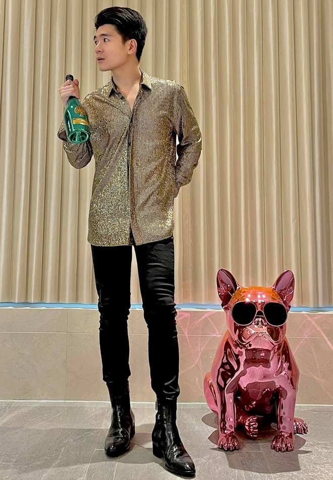 Trên trang cá nhân của mình, ngoài những bài đăng liên quan đến công việc, Quang Vinh cũng thường xuyên lên sóng những ảnh ọt cuộc sống thường ngày.