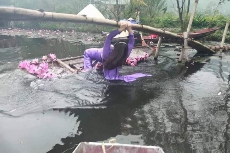 Vắt vẻo trên cầu tre cô gái gặp tai nạn khi chụp ảnh hoa súng.