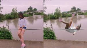 Điều đáng nói, chứng kiến bạn mình đang ở dưới khe Cầu Mây, một cô bạn thân còn thốt lên: "Đúng là bị ngã thật này", khiến cho mọi người chỉ biết bật cười. Ảnh minh họa.