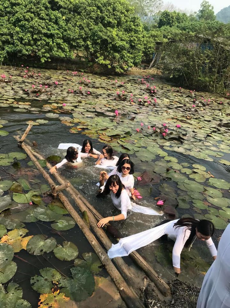 Chiếc cầu tre yếu ớt phải chống chọi với sức nặng của hội chị em mê sống ảo.