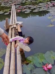 Thậm chí đã có trường hợp mải mê sống ảo dẫn tới việ chấn thương để lại hậu quả ảnh hưởng đến sức khỏe, tính mạng. Do đó, dù cảnh quan có đẹp đến đâu thì trước hết chúng ta cũng cần chú ý đến an toàn cho chính mình.