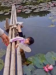 Thậm chí đã có trường hợp mải mê sống ảo dẫn tới việ chấn thương để lại hậu quả ảnh hưởng đến sức khỏe, tính mạng. Do đó, dù cảnh quan có đẹp đến đâu thì trước hết chúng ta cũng cần chú ý đến an toàn cho chính mình.