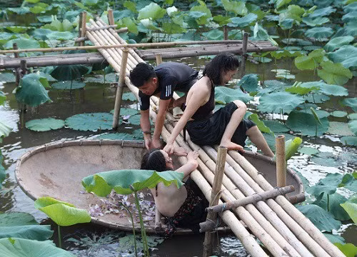 Hình ảnh cô gái mải chụp ảnh sống ảo mà gặp phải cảnh chẳng ai muốn.