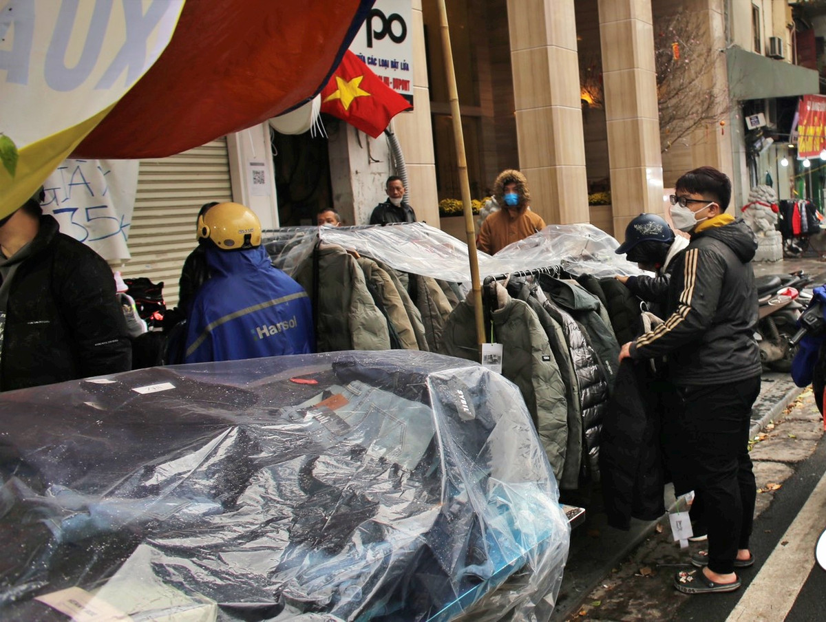Hàng trên vỉa hè, người đi phải trọn lòng đường làm nơi bước chân tiềm ẩn nhiều nguy hiểm trên đường Hàng Bông.