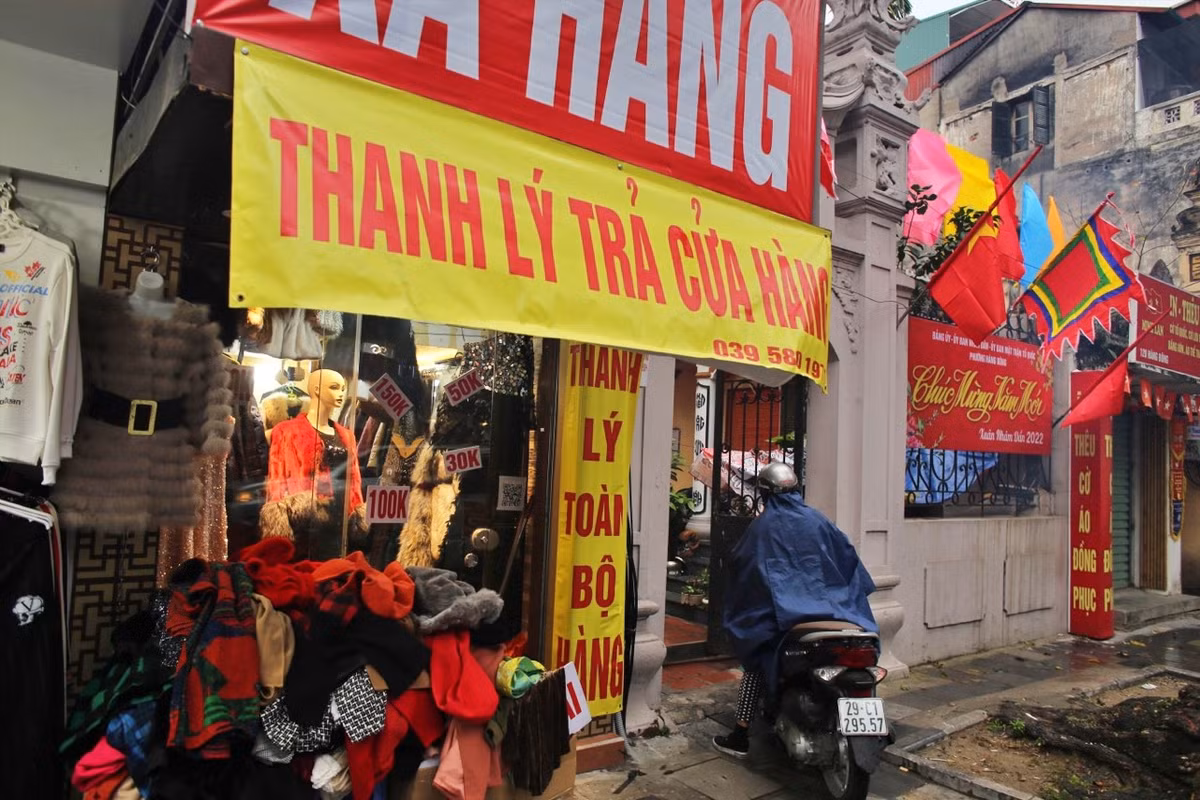 Có mặt tại con phố Hàng Bông (quận Hoàn Kiếm, Hà Nội) chiều cuối năm, hàng loạt cửa hàng thời trang nam đồng loạt xả hàng, giảm giá sâu thu hút khách tới xem và chọn mua.