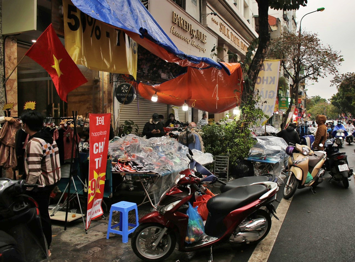 Xe cộ của những vị "thượng đế" tràn ngập lòng đường Hàng Bông khiến việc qua lại khá khó khăn.