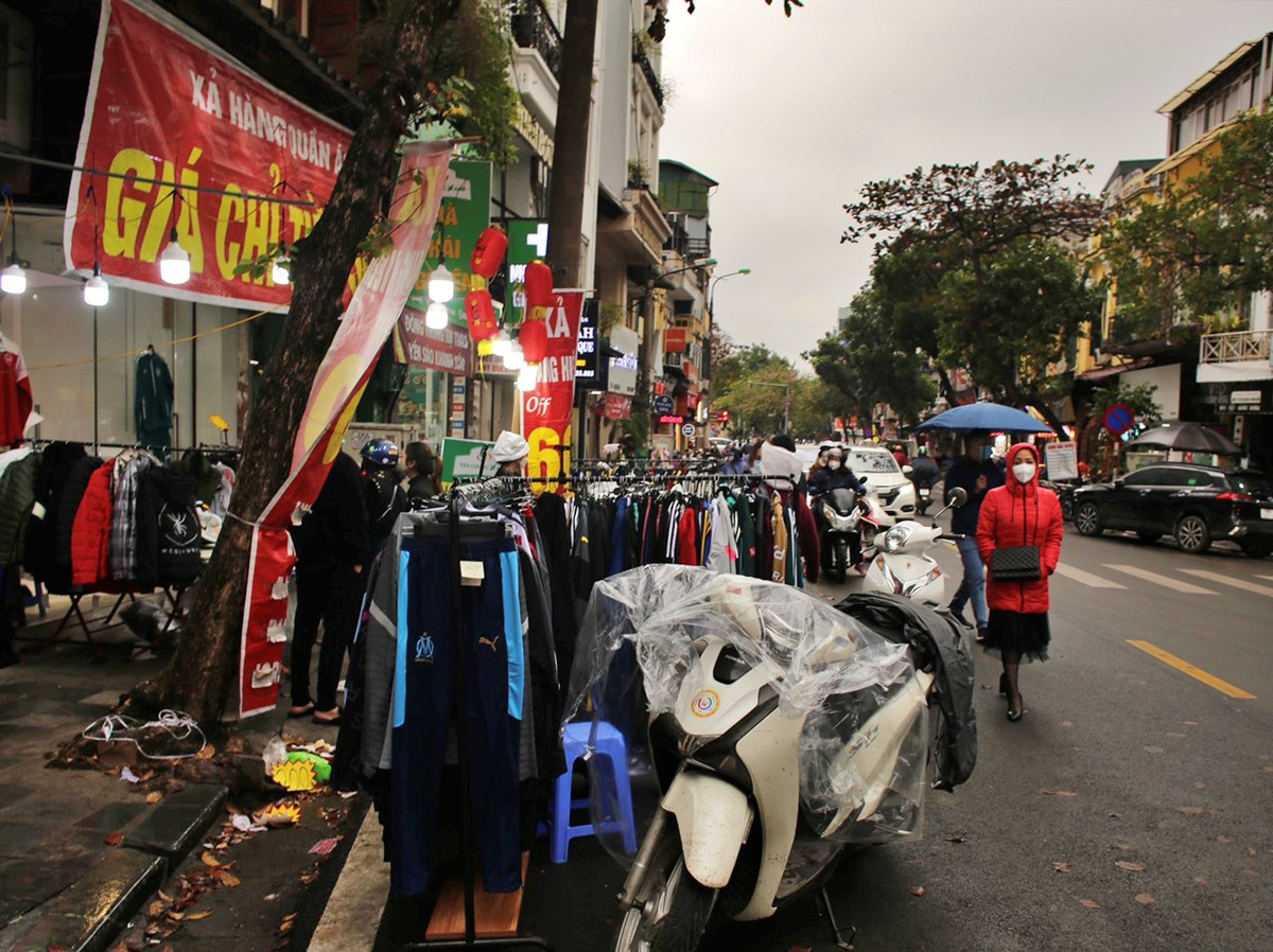 Hình ảnh xe cộ để dưới lòng đường phố Hàng Bông ghi nhận chiều 27 Tết.