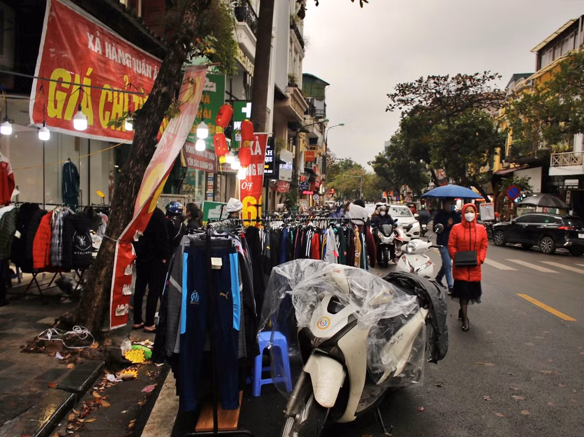 Hình ảnh xe cộ để dưới lòng đường phố Hàng Bông ghi nhận chiều 27 Tết.