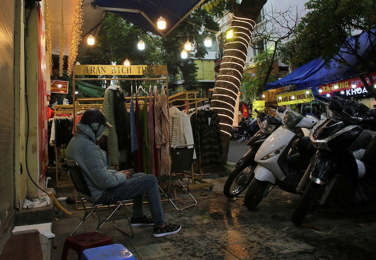 Shop quan ao xa hang, via he pho Hang Bong bi “nuot chung“