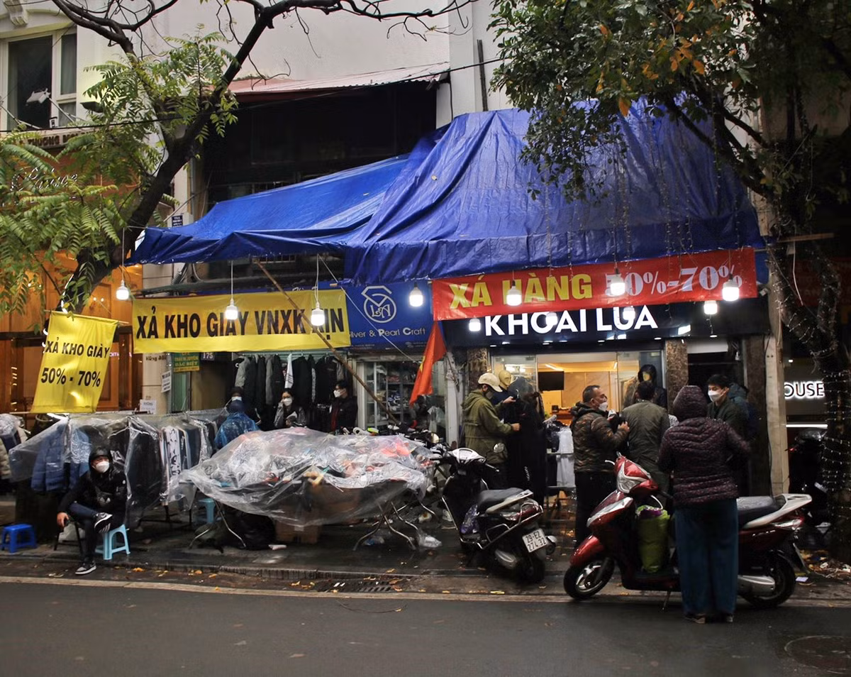 Một cửa hàng thời trang xả hàng trên phố Hàng Bông "nuốt trọn" vỉa hè của con phố sầm uất.