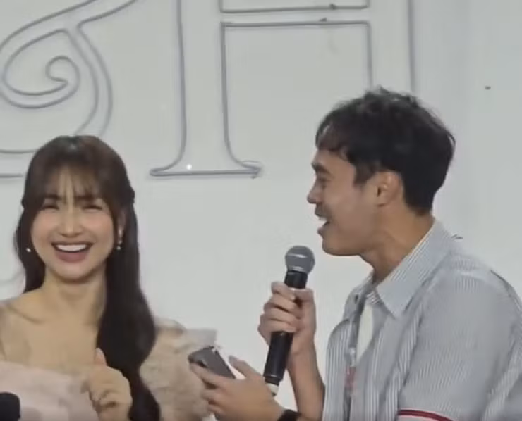 Hoà Minzy và Văn Toàn bắt đầu quen biết từ năm 2014. Trong 10 năm qua, cả hai trở thành bạn thân, luôn ủng hộ đối phương trong mọi quyết định công việc lẫn cuộc sống riêng tư.