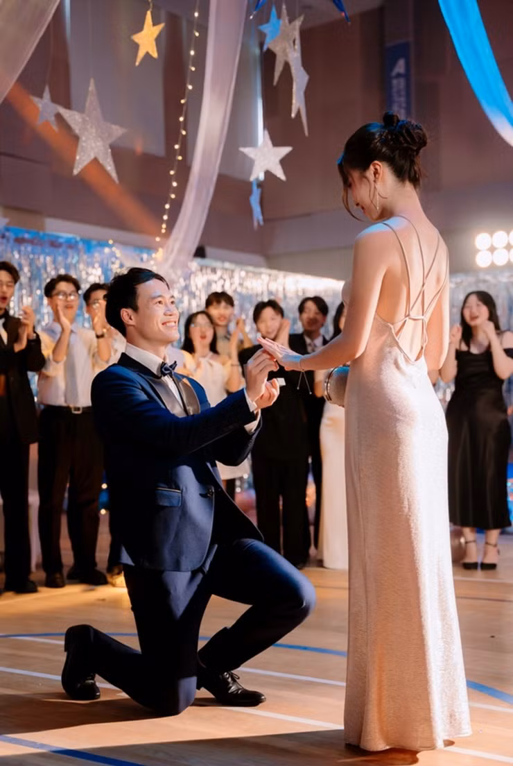 Van Toan quy goi cau hon, Hoa Minzy co phan ung sieu bat ngo