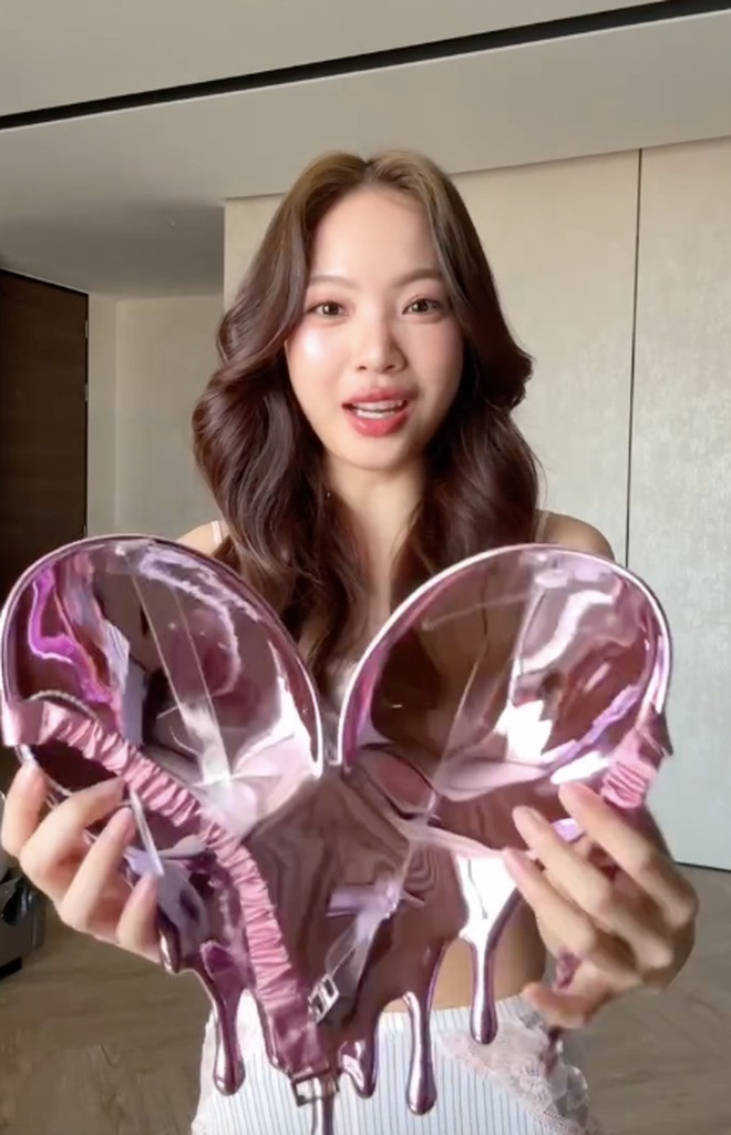 Nhìn qua, chất liệu nhựa cứng này không chỉ mang lại độ bền vượt trội mà còn tạo nên sự cố định cho cơ thể, giúp người mặc cảm thấy thoải mái và tự tin hơn.