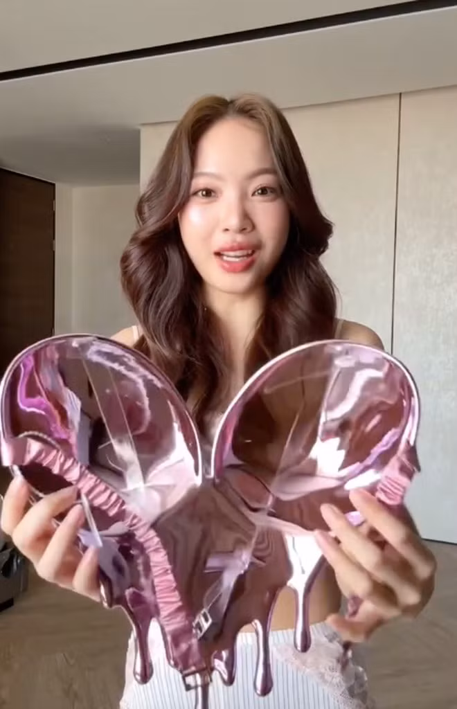 Nhìn qua, chất liệu nhựa cứng này không chỉ mang lại độ bền vượt trội mà còn tạo nên sự cố định cho cơ thể, giúp người mặc cảm thấy thoải mái và tự tin hơn.