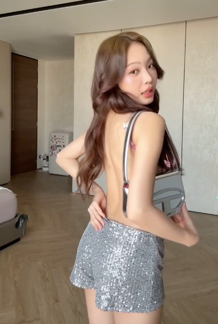 Nàng hot girl Thái Lan khoe được vóc dáng gợi cảm của bản thân mà vẫn đảm bảo không xảy ra rủi ro lộ hình ảnh nhạy cảm.