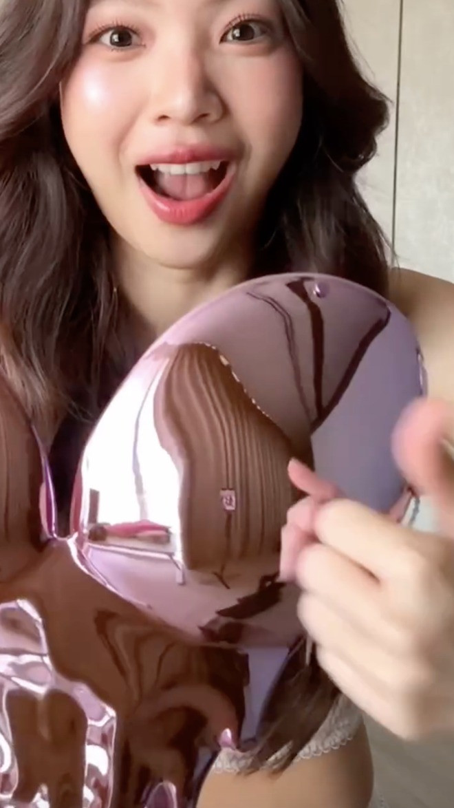 Sản phẩm mới mẻ có phần táo bạo này đã thu hút được sự chú ý mạnh mẽ từ cộng đồng mạng, nhất là khi được nàng hot girl nổi tiếng thử nghiệm trực tiếp, khiến những người theo dõi không thể rời mắt khỏi màn hình.