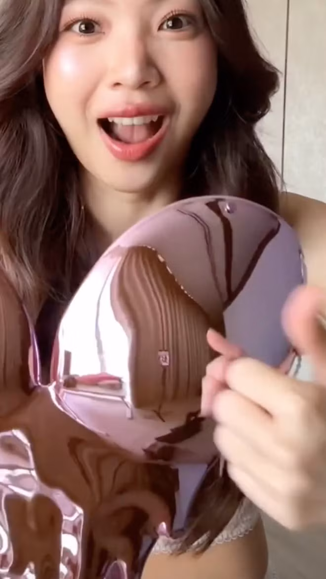 Sản phẩm mới mẻ có phần táo bạo này đã thu hút được sự chú ý mạnh mẽ từ cộng đồng mạng, nhất là khi được nàng hot girl nổi tiếng thử nghiệm trực tiếp, khiến những người theo dõi không thể rời mắt khỏi màn hình.