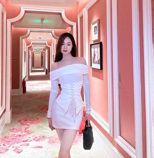 Gia nhập nền tảng TikTok từ năm 2023, chỉ sau thời gian ngắn, Hồng Nhung ART đã trở thành cái tên đột phá, đến nỗi cứ mỗi lần nhắc tên lại khiến vô số anh em phải xao xuyến.