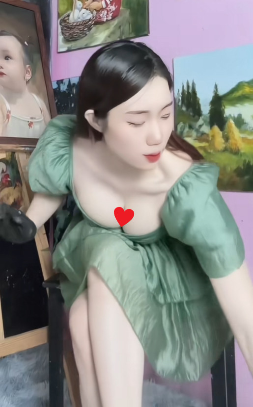 Chưa bàn tới những bức tranh của Hồng Nhung ART đẹp ra sao, nhiều anh em đã “thất bại” ngay từ ải đầu tiên, khi không thể rời mắt khỏi body “nuột nà” của nữ TikToker này.