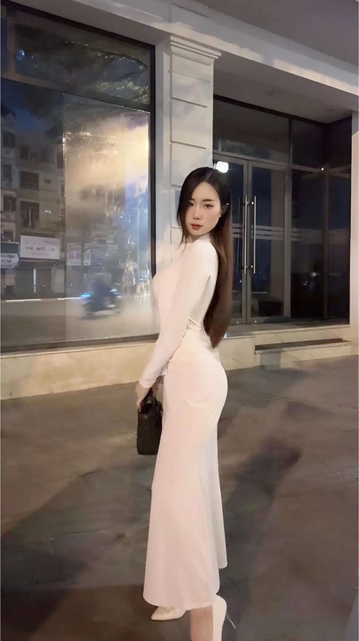 Các video mà cô nàng đăng tải cũng thường xuyên nhận được lượng tương tác bùng nổ, dao động ổn định từ mức hàng chục cho đến hàng trăm nghìn mắt xem.